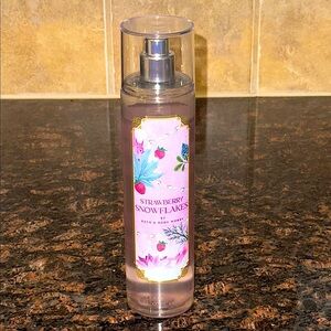 Bath & Body Works Strawberry Snowflakes - 🩷90 Percent Full🩷